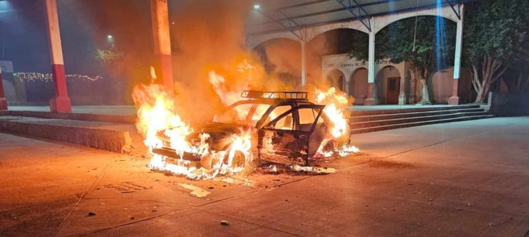 Delincuentes queman auto en Cuitzeo y dejan narcomensaje