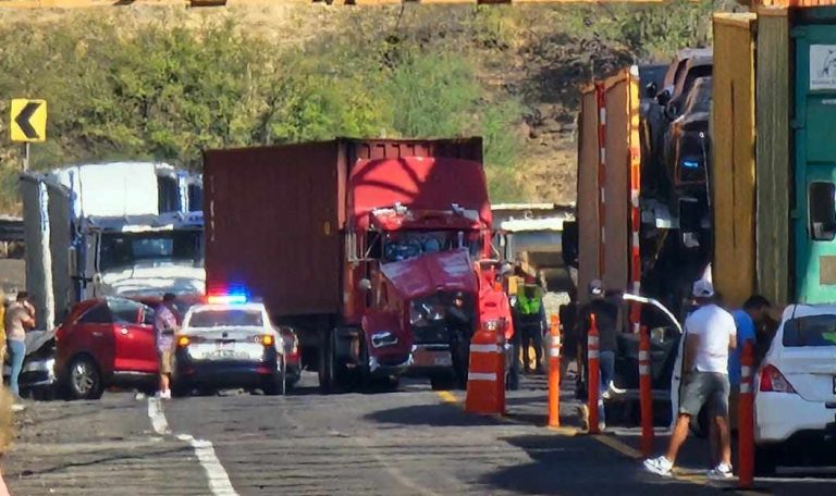 Dos accidentes viales en la autopista Siglo XXI dejan sólo daños materiales