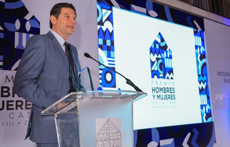 Otorgan premio nacional a Alfonso Martínez por impulso al desarrollo de la vivienda