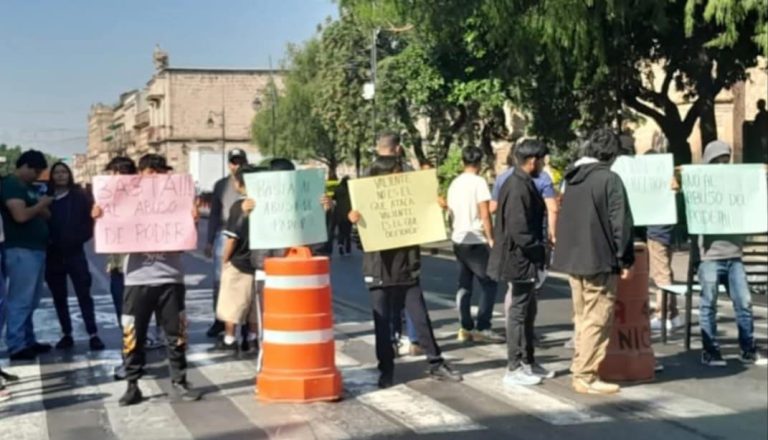 Entrega de subsidio y cese a la represión, reclaman a Rectoría estudiantes de Casa Nicolaita