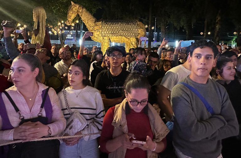 Se presenta Coro Monumental en la Villa Navideña