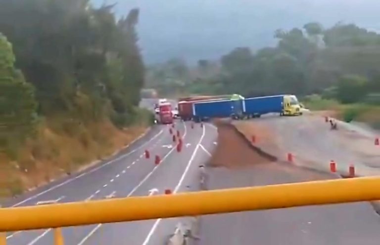 Comuneros mantienen bloqueo en la autopista Siglo XXI, por desaparición de dos habitantes de San Ángel