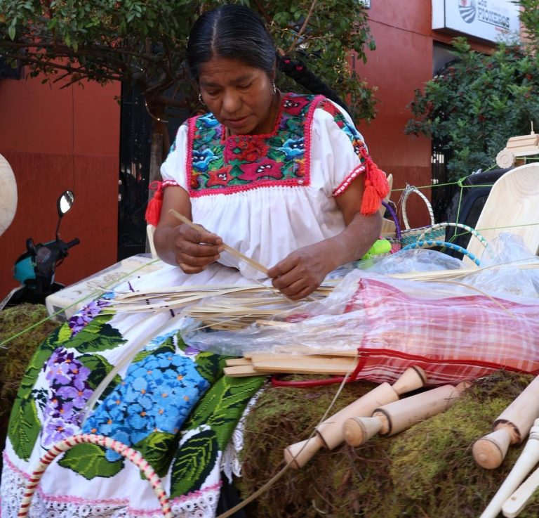 Participan más de 700 artesanos en desfile inaugural del Tianguis de Occidente