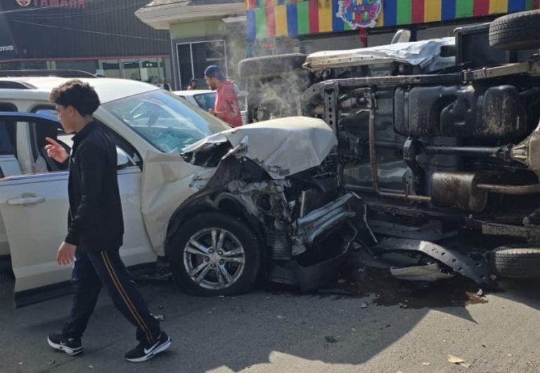 Tres heridos en choque y volcadura en Uruapan