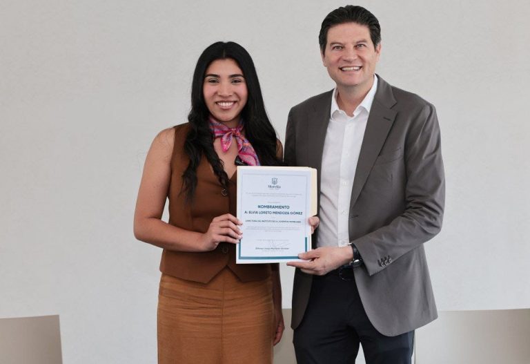 Entrega Alfonso Martínez nombramiento a directora del IJUM