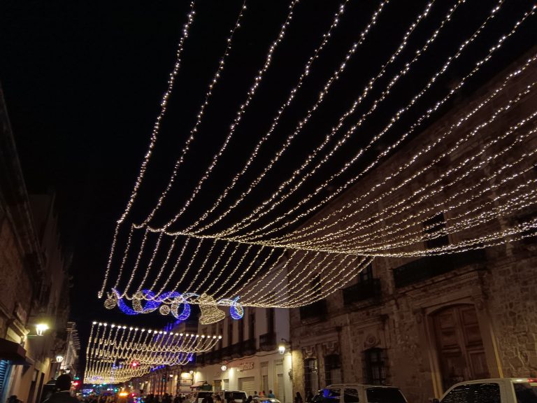Ambiente navideño inunda el Centro Histórico de Morelia