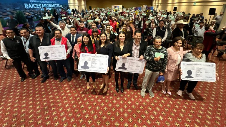 Entregan reconocimiento Raíces Migrantes por labor de paisanos a favor de su comunidad