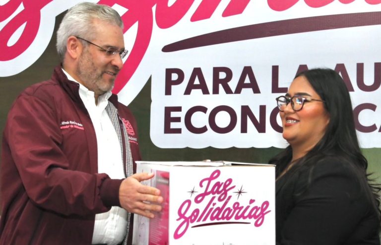 Entregan apoyos a mujeres emprendedoras