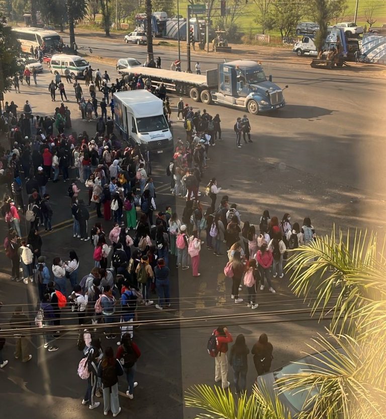 Normalistas retienen vehículos en el libramiento de Morelia
