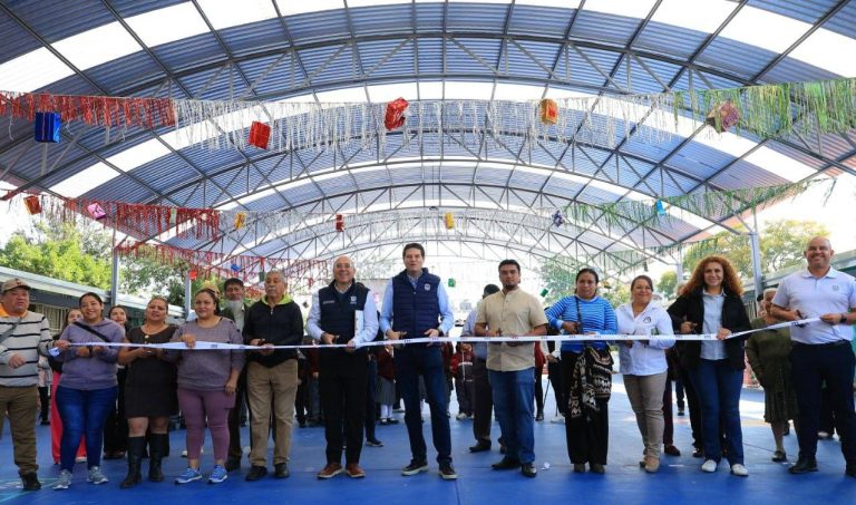 Entrega Alfonso Martínez techumbres en escuelas de Santa María