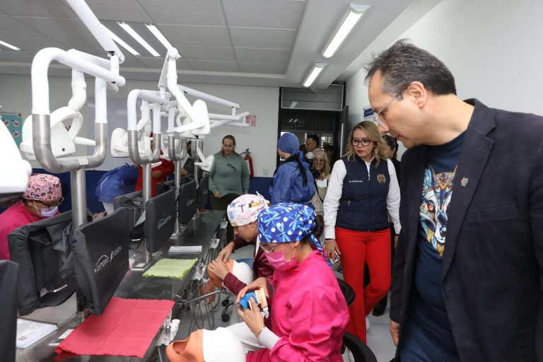 Entrega equipamiento a la Facultad de Odontología