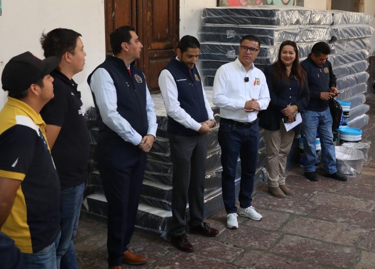 Entregan colchones, pintura y utensilios de cocina, en Casas del Estudiante