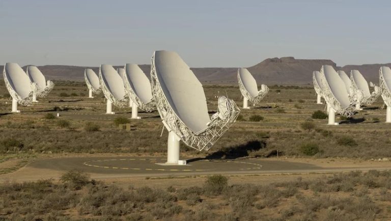 Descifrando el murmullo del espacio-tiempo mediante pulsos en el cosmos
