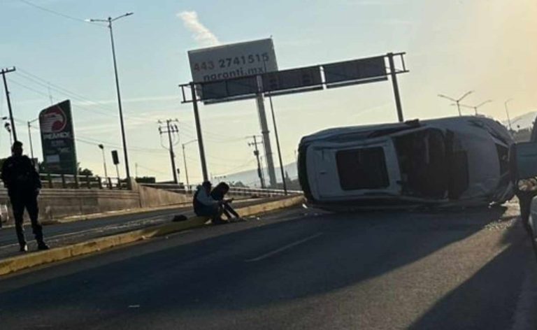Vehículo vuelca en el libramiento norte de Morelia