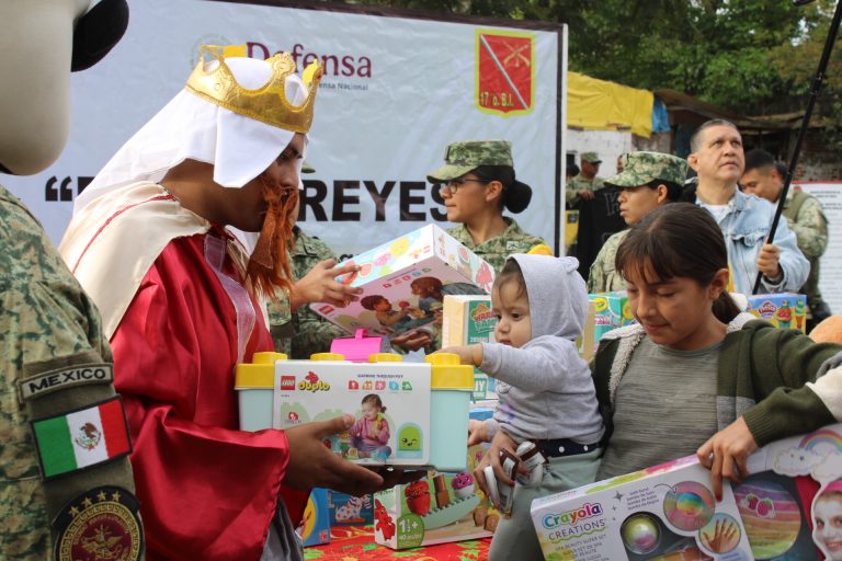Elementos castrenses entregan juguetes en Uruapan