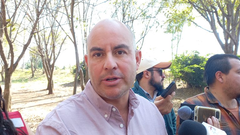 Obras del paso a desnivel en Mercado de Abastos han fracturado continuamente tubería de acuaférico