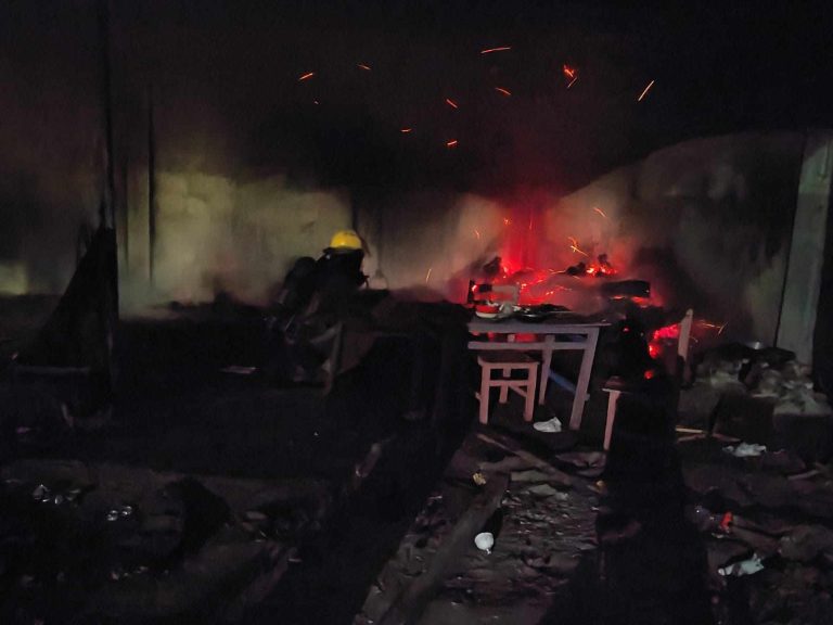 Mujer presuntamente bajo los influjos de las drogas le prende fuego a bodega en Apatzingán
