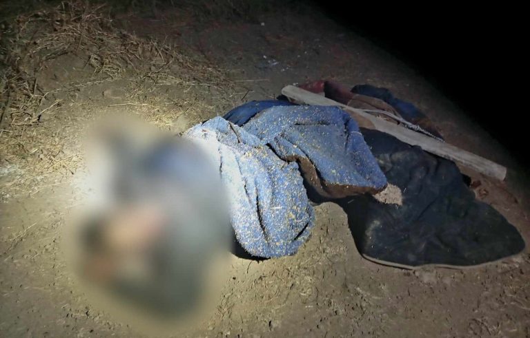 Abandonan cadáver baleado y encobijado en brecha de Apatzingán