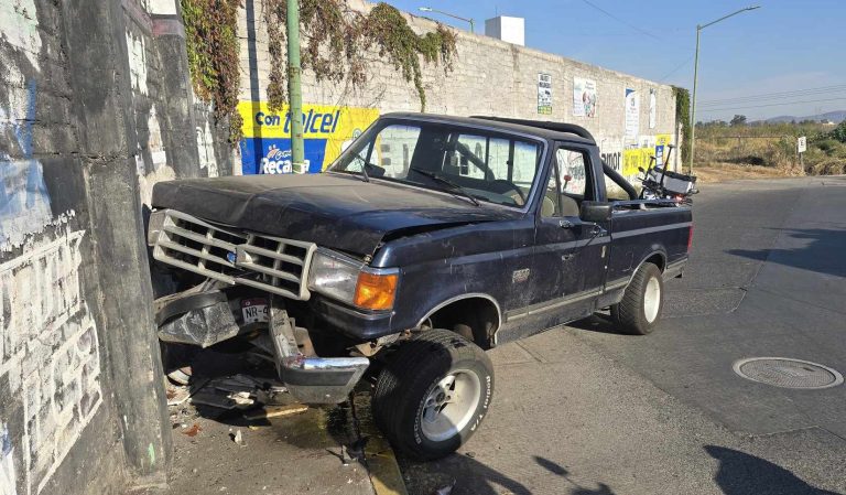 Adulto mayor herido tras chocar su camioneta, en Zamora