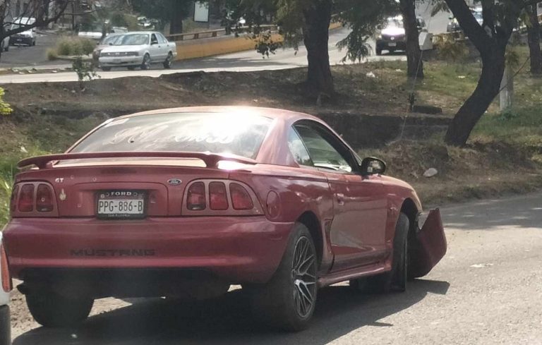 Automovilista choca contra poste en el Periférico de Morelia frente a la Macropalza