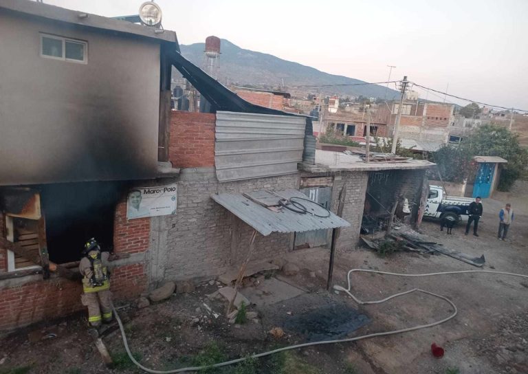 Bomberos Morelia sofocan incendio de vivienda en la colonia Hermenegildo Galeana