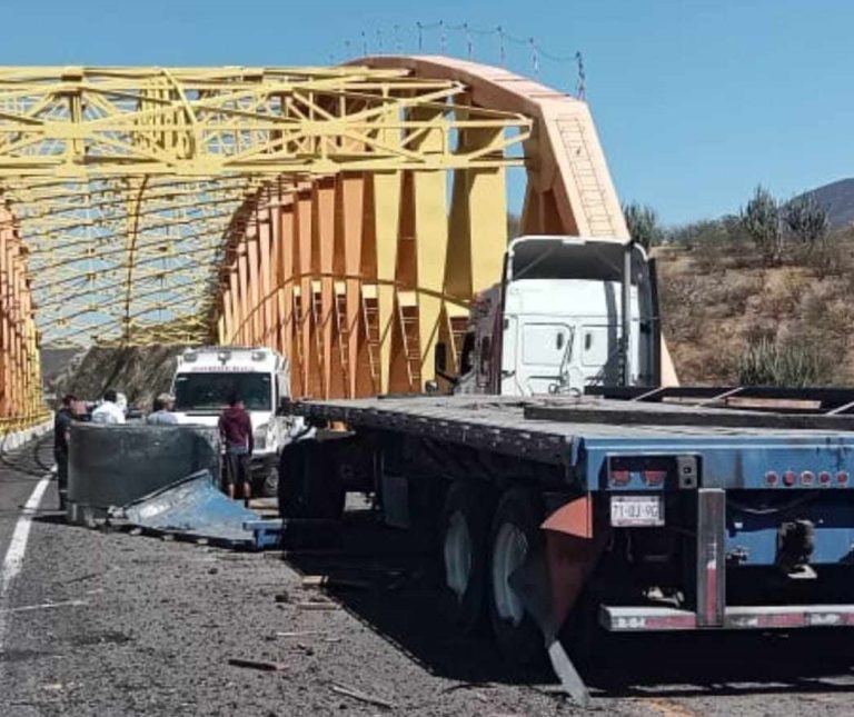 Cae rollo metálico de plataforma y genera caos vehicular en la autopista Siglo XXI