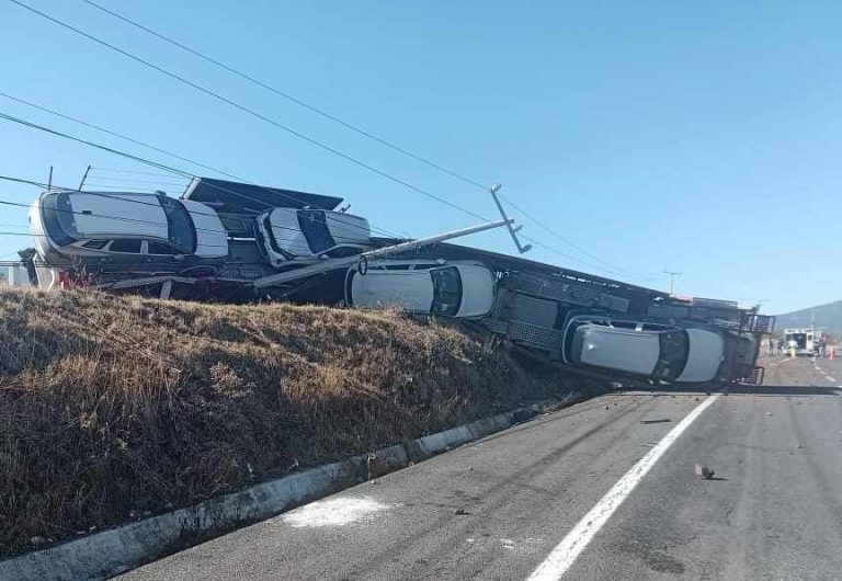 Camión “nodriza” vuelca y derriba poste de CFE en la autopista Pátzcuaro–Copándaro