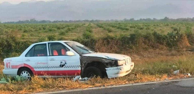 Chocan dos taxis en la carretera Apatzingán–Aguililla