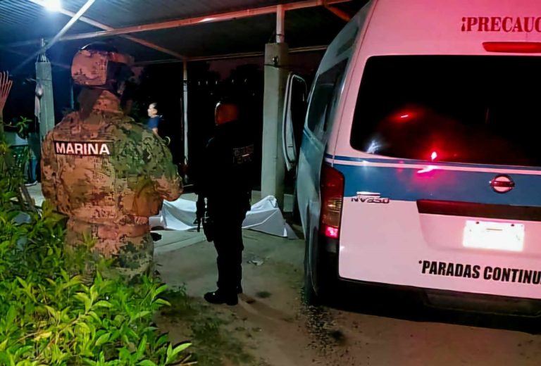 Chofer de combi muere tras chocar su unidad contra una barda, en Solera de Agua