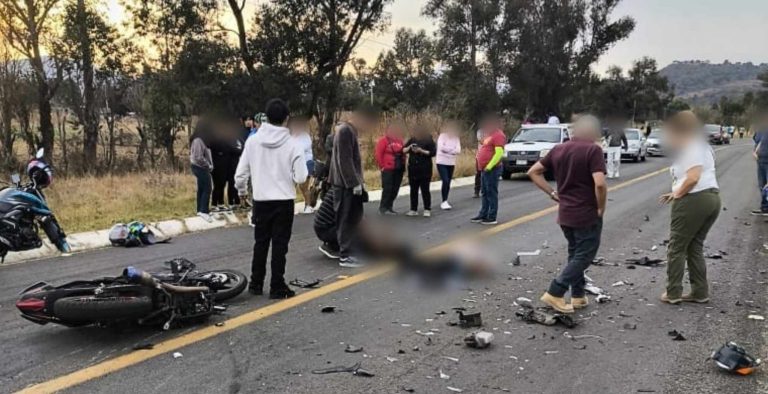 Choque de moto contra camioneta deja un adolescente muerto y un herido en la carretera Morelia-Quiroga