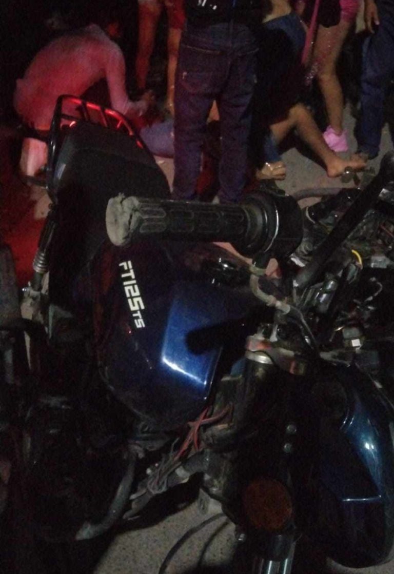 Choque entre motocicletas en Apatzingán deja dos heridos, uno grave