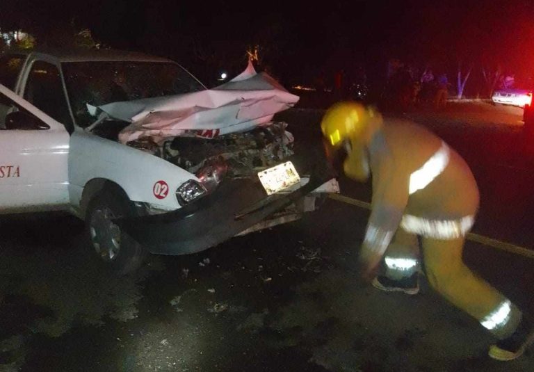 Choque por alcance entre taxi y camioneta deja cuatro lesionados