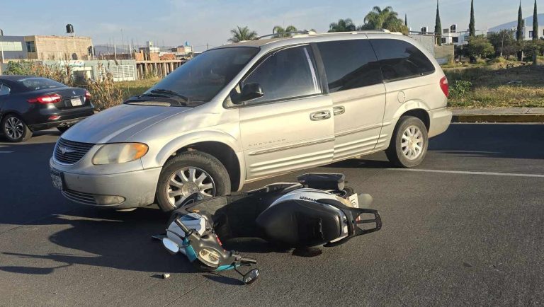 Colisionan moto y camioneta; hay un herido