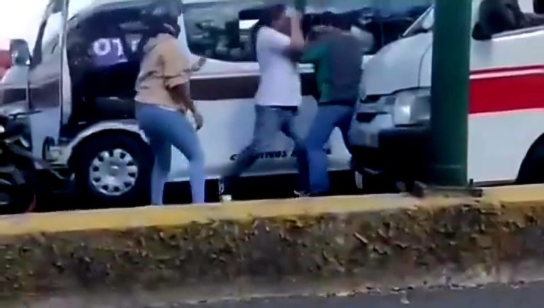 Combiero y motociclista intercambian puñetazos en la avenida Madero Poniente, de Morelia