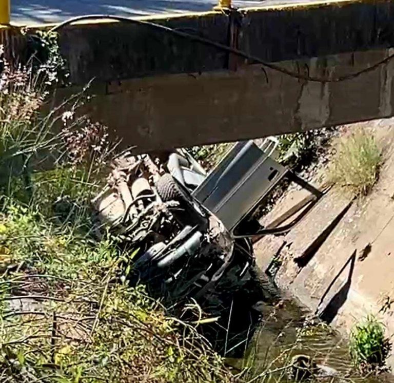 Conductor de camioneta sufre infarto y se precipita a canal de aguas negras, en LC
