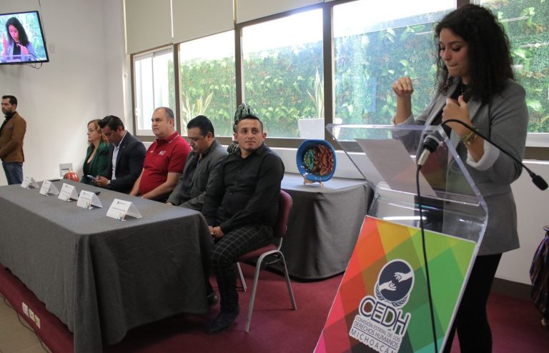 Acerca CEDH Michoacán servicios de salud a personas sordas