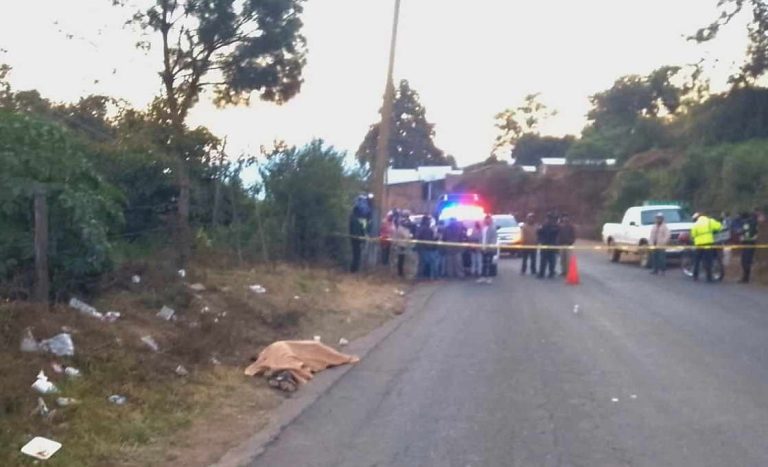 De tres balazos asesinan a un joven en Tangancícuaro
