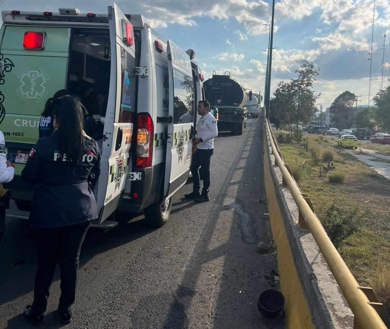 Dos heridos tras choque de moto y pipa frente a la Terminal de Autobuses de Morelia
