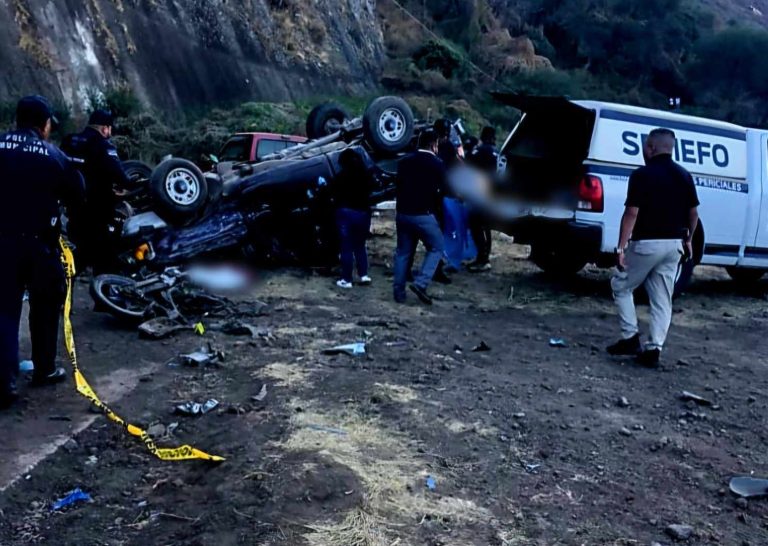 Dos muertos tras aparatoso choque de moto y camioneta en Pajacuarán