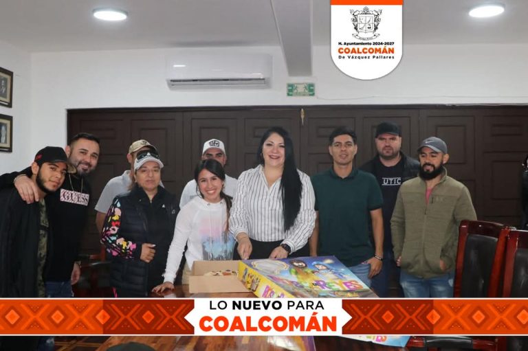 Aparece alcaldesa de Coalcomán en «Facebook* durante festejos de día de Reyes