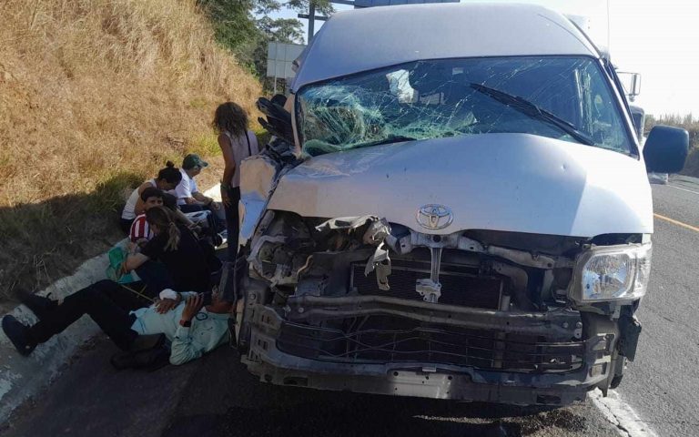 Fuerte choque por alcance en la autopista Siglo XXI deja solo daños materiales