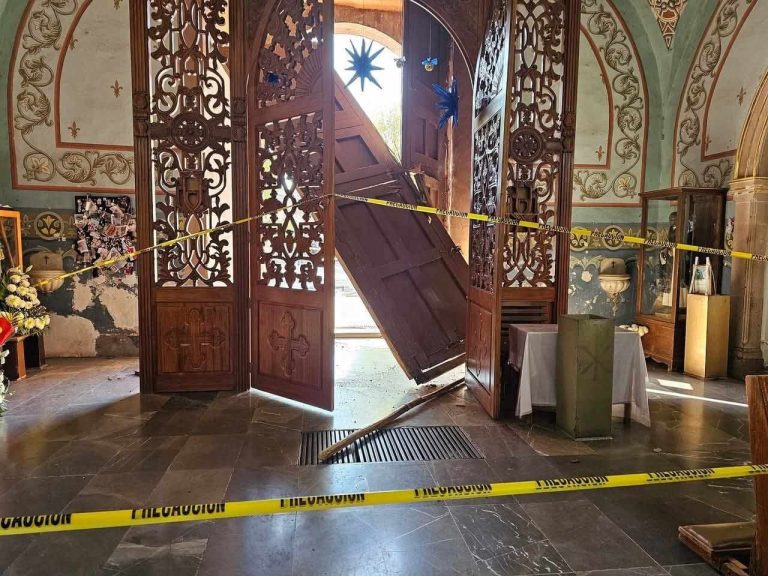 Sujeto choca su vehículo contra las puertas de la Parroquia de San Juan Bautista, en Maravatío
