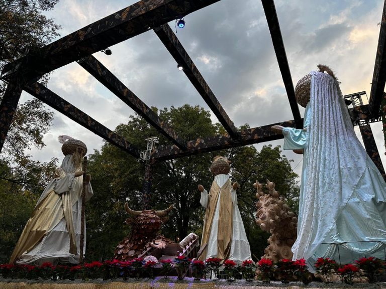 Nacimiento monumental de Villa Navideña muestra el talento de artesanos michoacanos