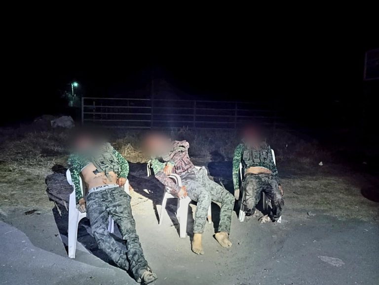 Abandonan 3 ejecutados, sentados en sillas a un costado de carretera en Apatzingán