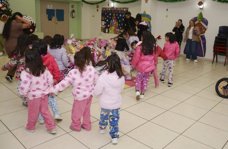 Reyes Magos llevan alegría a niñas y niños del DIF Michoacán