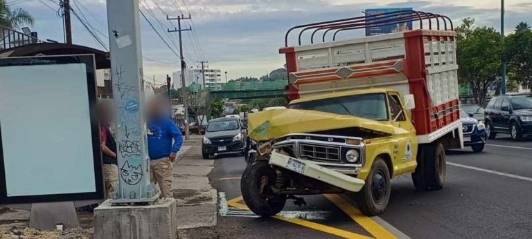 Camioneta choca contra poste del C5i en el periférico sur de Morelia