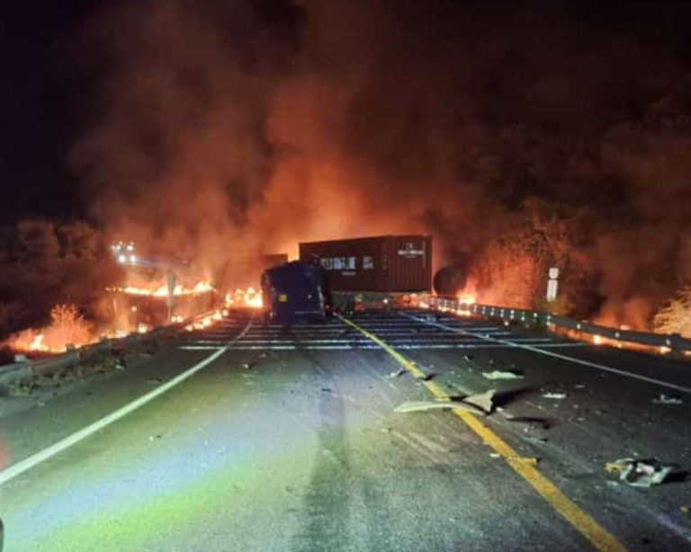 Al menos un fallecido tras choque e incendio de tres tractocamiones, en la autopista Siglo XXI