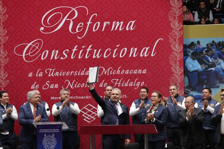 Firma Bedolla decreto de promulgación de Reforma Universitaria
