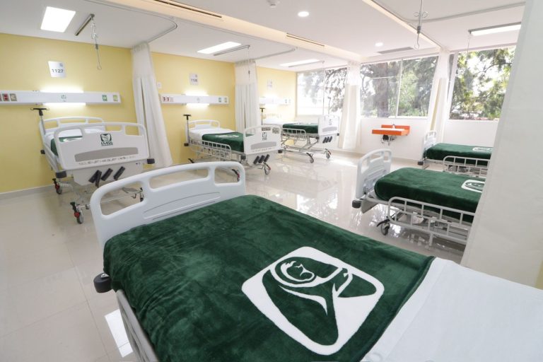 Entrega IMSS áreas remodeladas en Hospital General de Uruapan