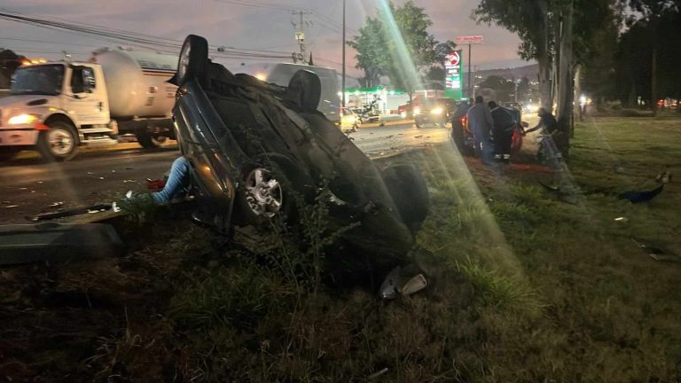 Se registra choque volcadura entre 2 autos en el libramiento norte de Morelia